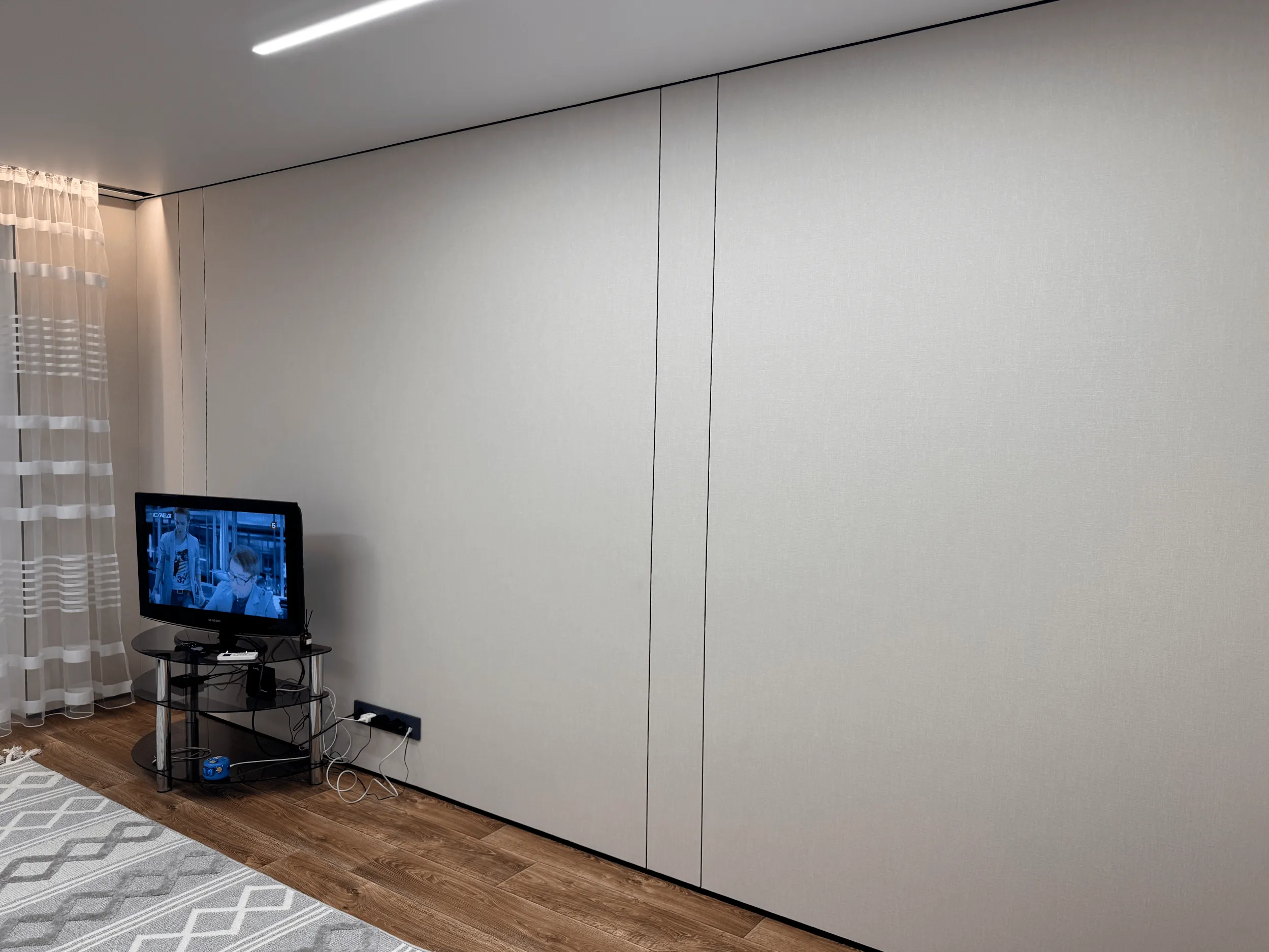 Бесшовная отделка стен архитектурным текстилем — пример работы в Волгограде